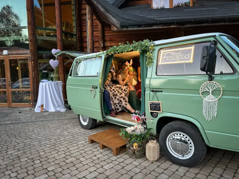 Fotobus przed salą weselną