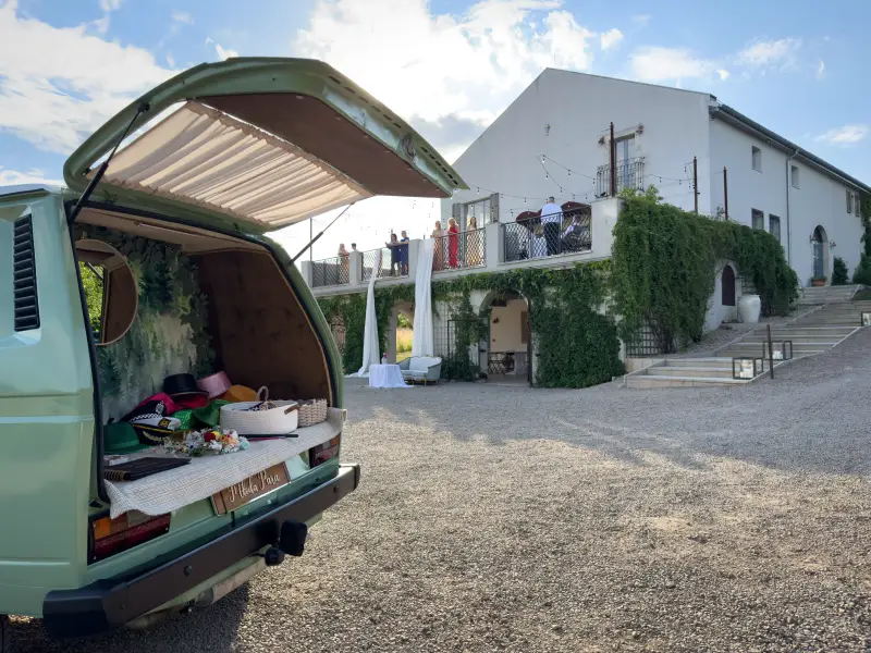 Fotobus przy sali weselnej