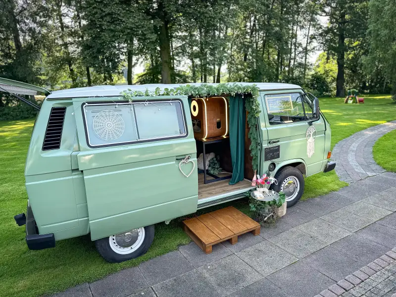 Fotobus w ogrodzie
