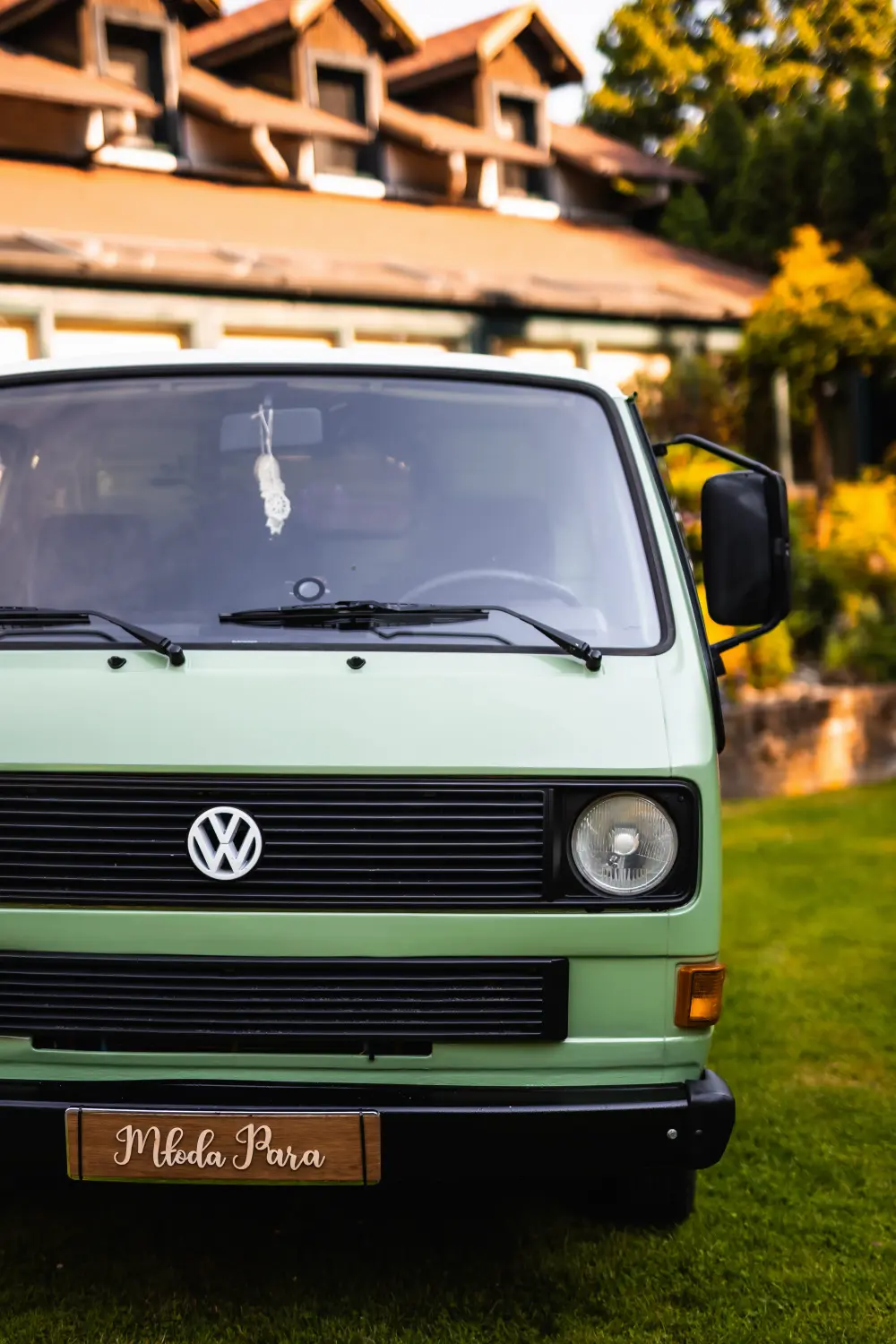 Szałwiowy VW T3 od przodu z tablicą „Młoda Para”